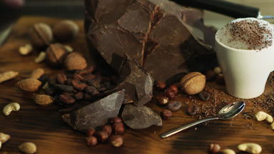 巧克力糖浆倒生奶油表面美味的甜蜜的喝